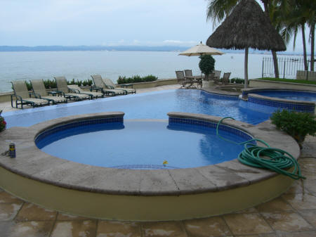 Beachfront infinity swimming pool and jacuzzis at Quinta Esmeralda in Puerto Vallarta.