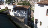 Selva Romantica buildings painted harmoniously like the traditional town of Puerto Vallarta, with white and red tiled roofs.