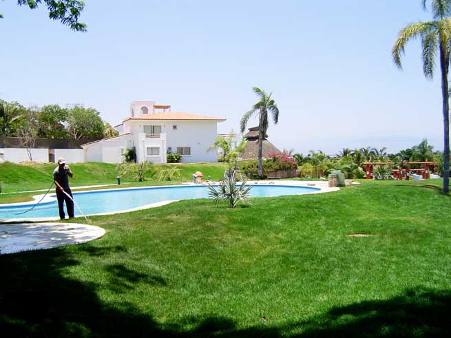 Manicured gardens and common swimming pools at Vallarta Gardens, villas for sale for retirees in La Cruz de Huanacaxtle puerto vallarta