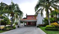 Villa de dos pisos con estacionamiento y jardines con palmeras de coco. Villas en venta en el Tigre, Nuevo Nayarit.