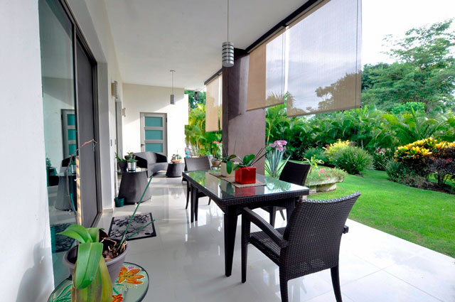 Area de estancia y comedor al aire libre en el jardin. Villas en venta en El Tigre, Nuevo Nayarit.